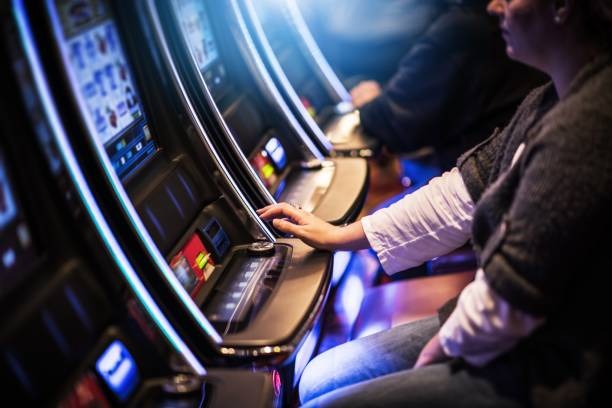 suges MPL Indonesia blackjack table showing real dealer, shoe, and player betting interface